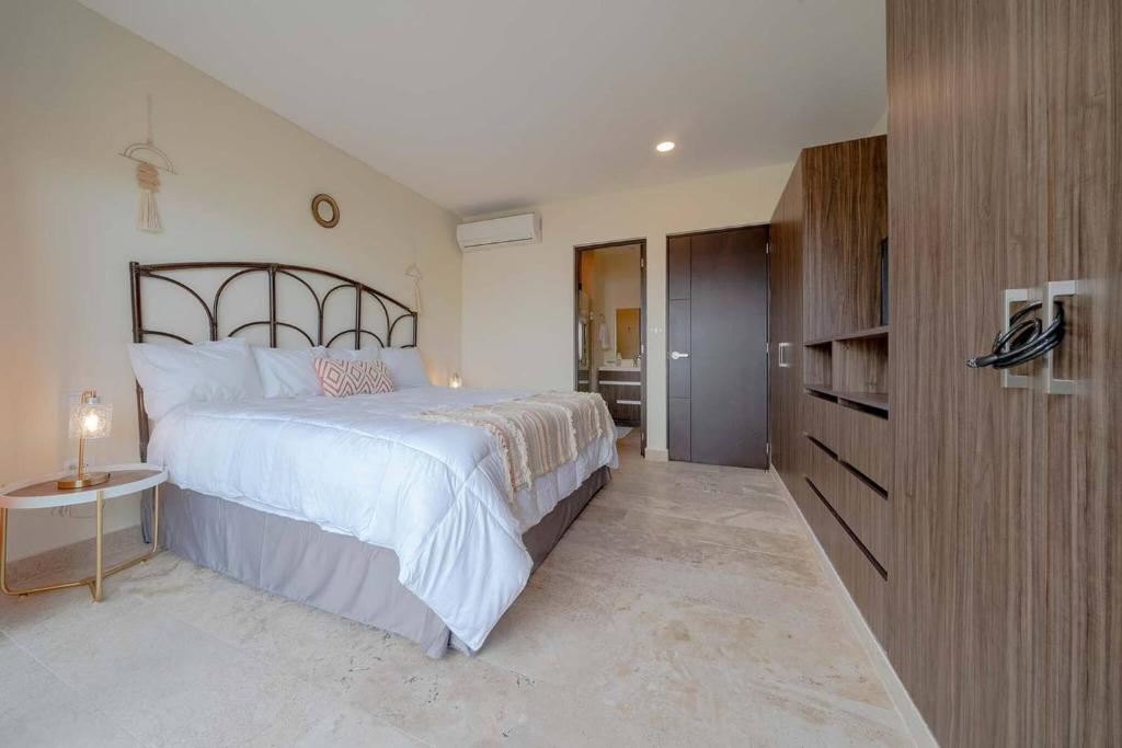 Condo Verde Oasis - Central 2 bedroom with pool, gym, private terrace - At Veranto Condos - 3
