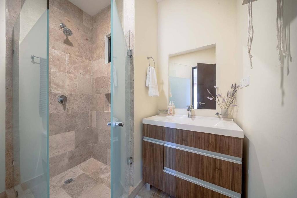 Condo Verde Oasis - Central 2 bedroom with pool, gym, private terrace - At Veranto Condos - 5