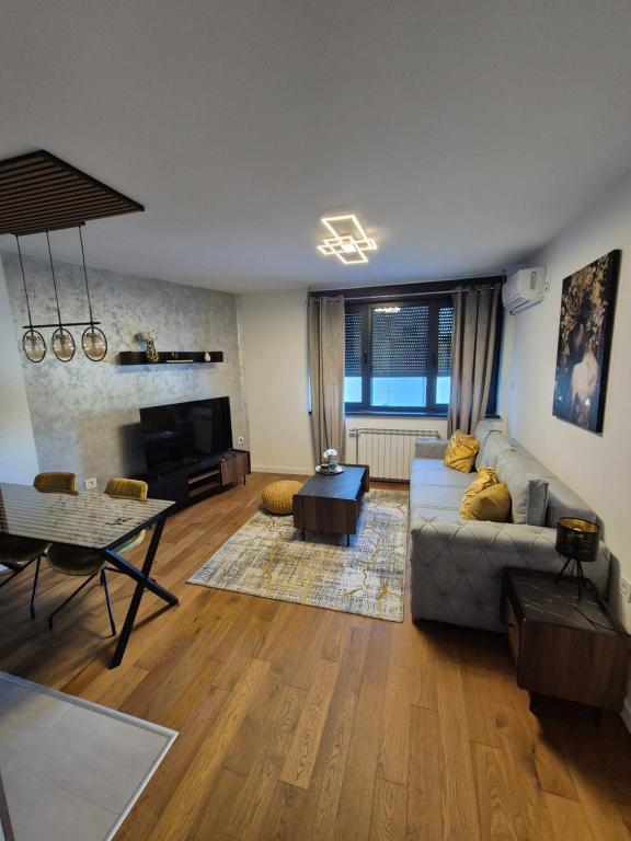 Grey & Yellow appartement, Novi Sad