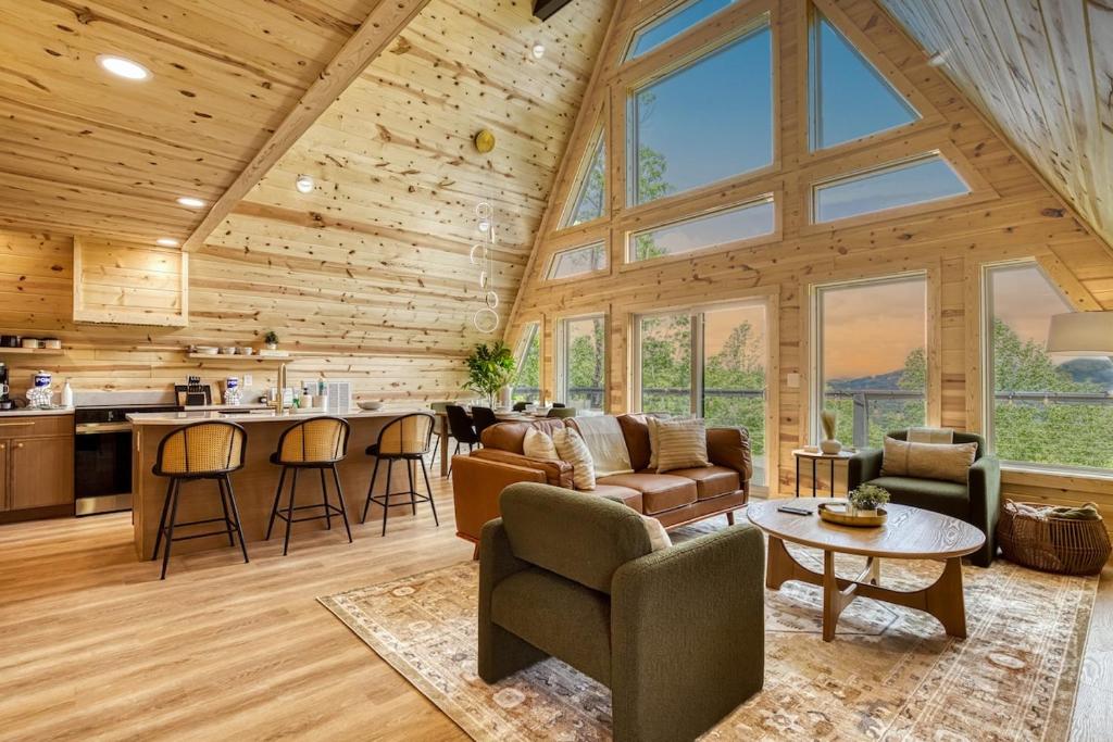 Luxe A Frame Views with Arcade Theater and Hot Tub, Sevierville