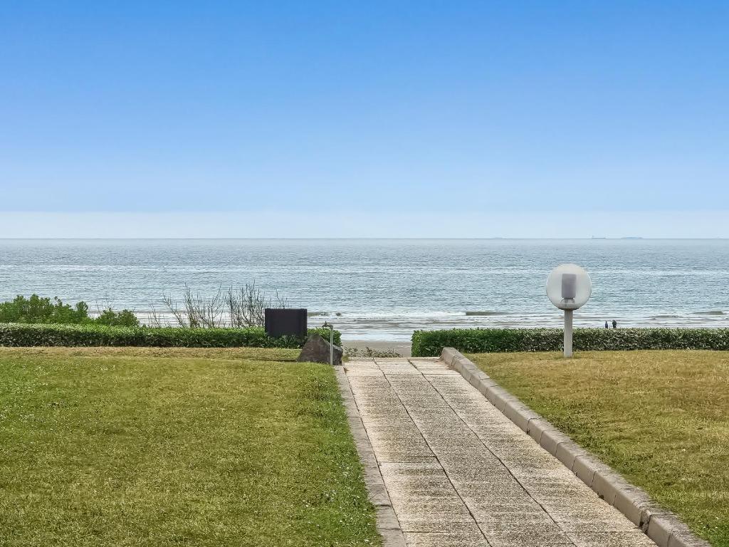 South-facing terrace, direct beach access - 4
