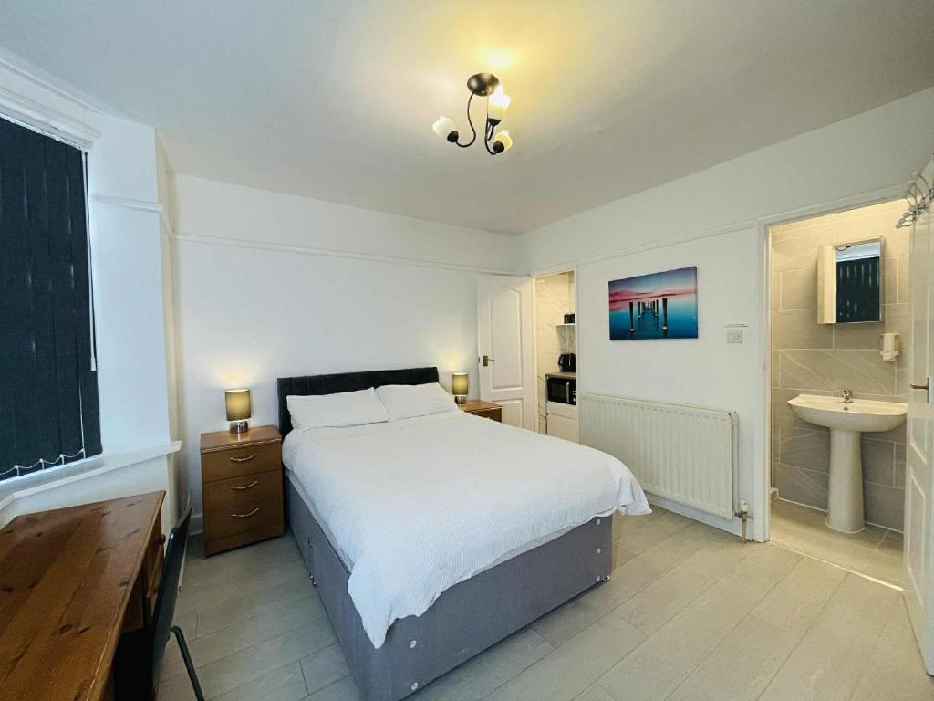 Studio-like room with own entrance, Parkstone