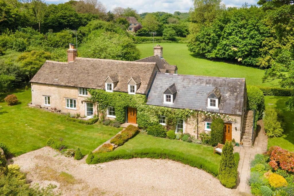 Stunning Cotswold Cottage Nr Country & River Walks, North Cerney