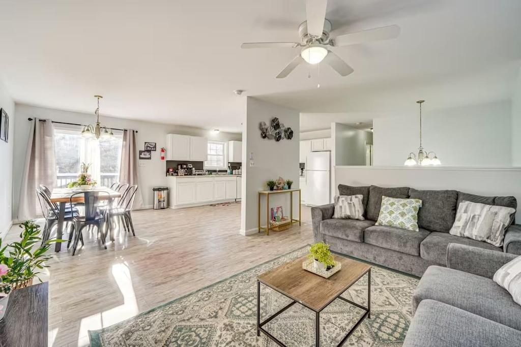 Explore Poconos with Fire pit, Games, Grill, Tobyhanna