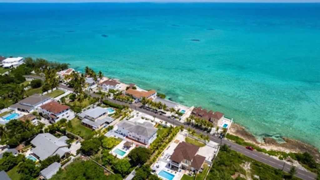 Oceanfront Home 35 steps into the SEA! Private Pool! Just bring Snorkel Gear!, Nassau