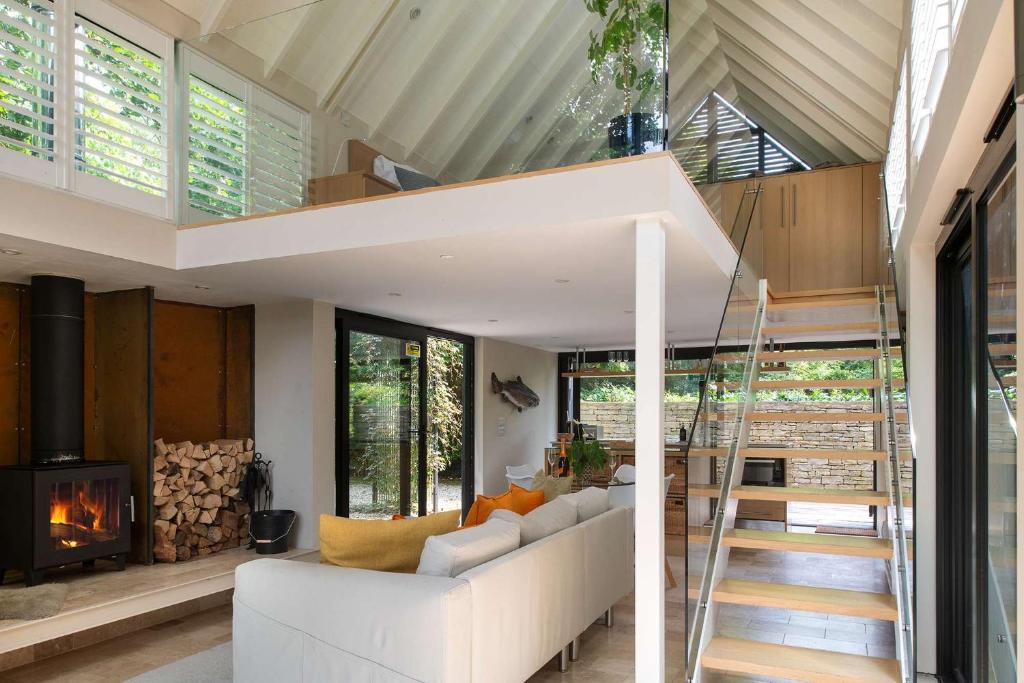 Willow - Glass Lake Retreat with Hot Tub for Two, South Cerney