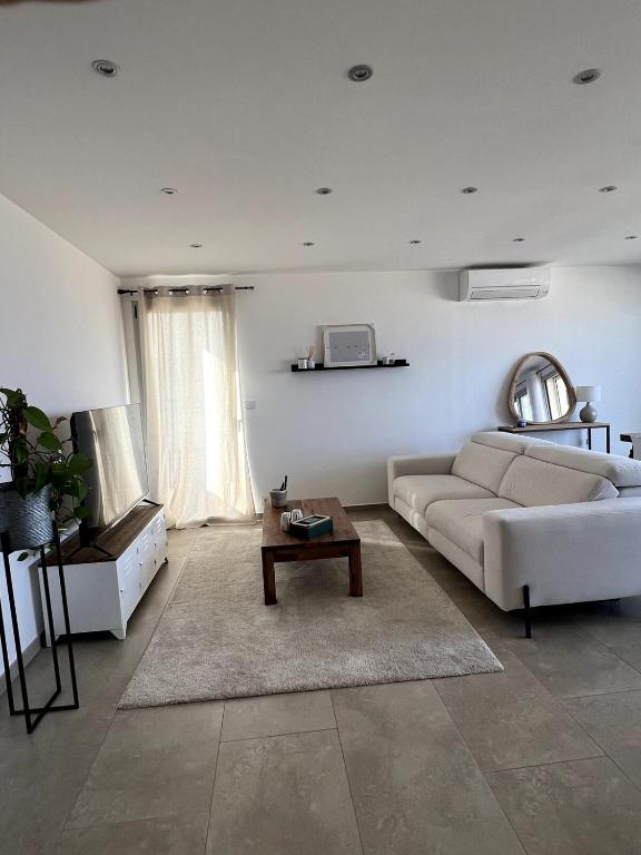 Lea's cozy nest with a sea-mountain view - 4