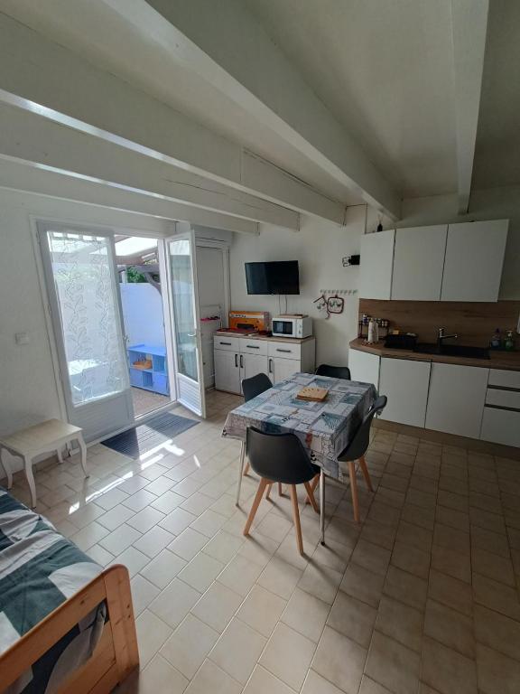 Maison climatisée au bord de l'étang de Thau - résidence avec piscine - 3