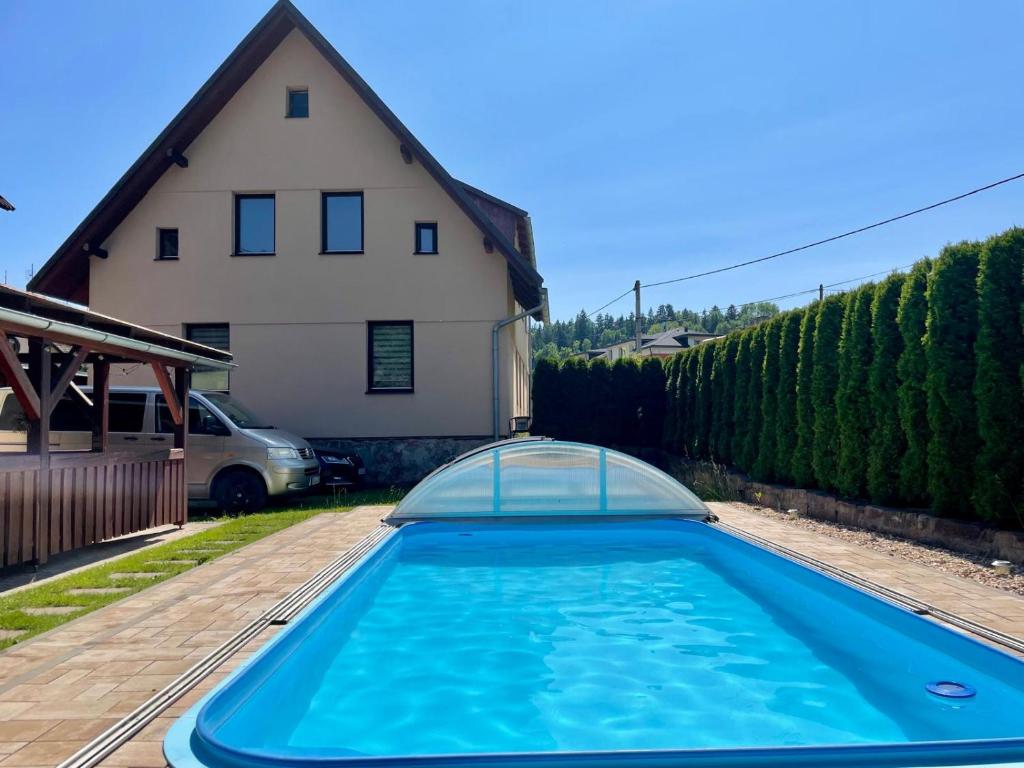 V Podkrkonoší, Arnultovice