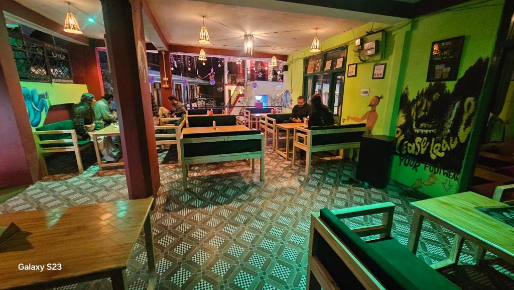 Non Stop Cafe Hostel & Stay, Manāli