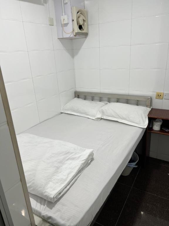 Carlton guest house block B and C 15 th floor, Hong Kong