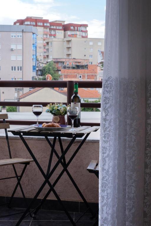 Aria's Apartment, Priština
