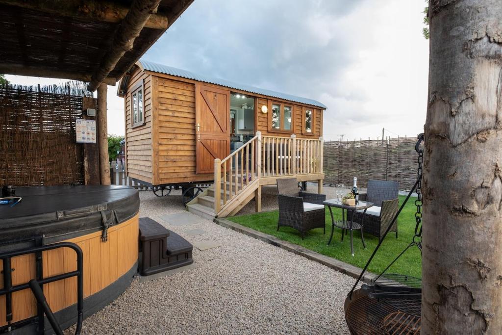 Luxury Shepherds Hut, Hot Tub & Fenced Garden, Heather