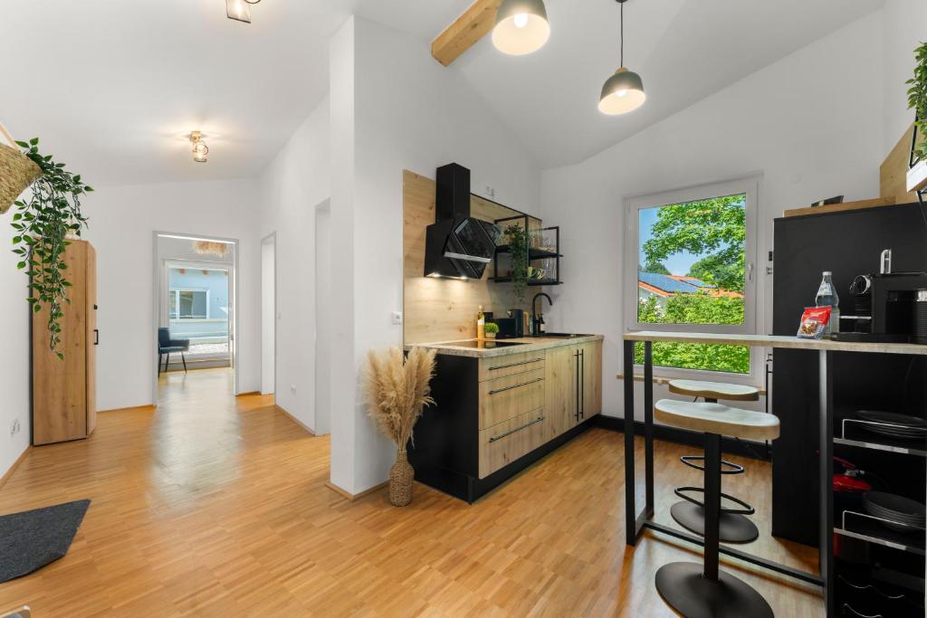 Flussperle Miesbach - Erholung pur direkt an der Schlierach - Dachterrasse mit Grill, kostenloses Parken, Miesbach