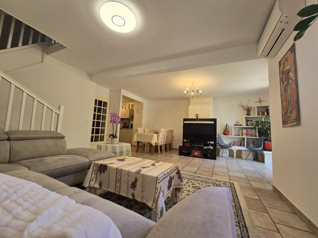 3 Bedroom House Terrace Park & Free Parking - 2