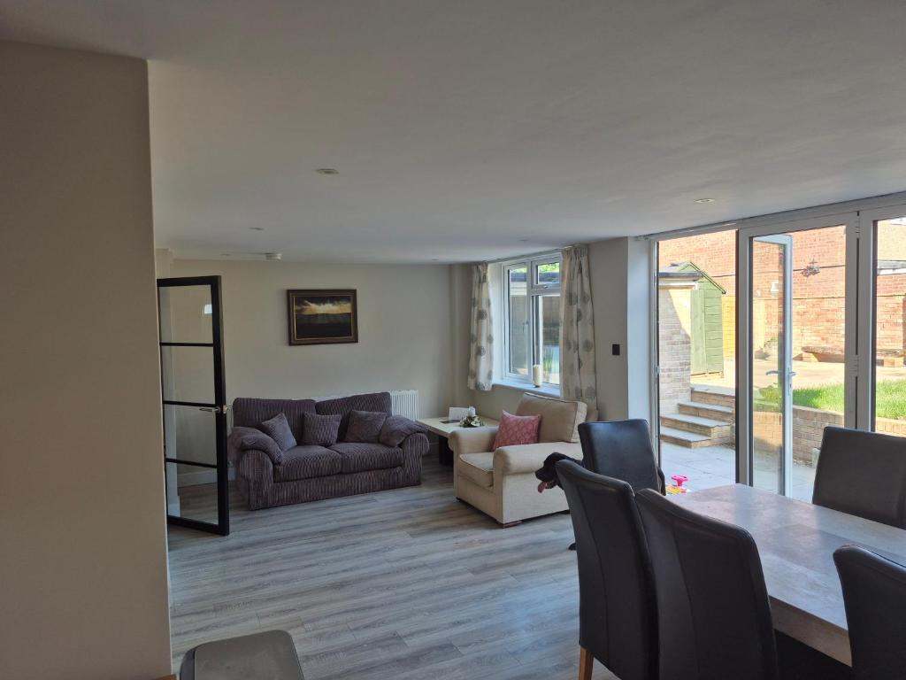 3 Bay Tree Close, High Wycombe photo 2