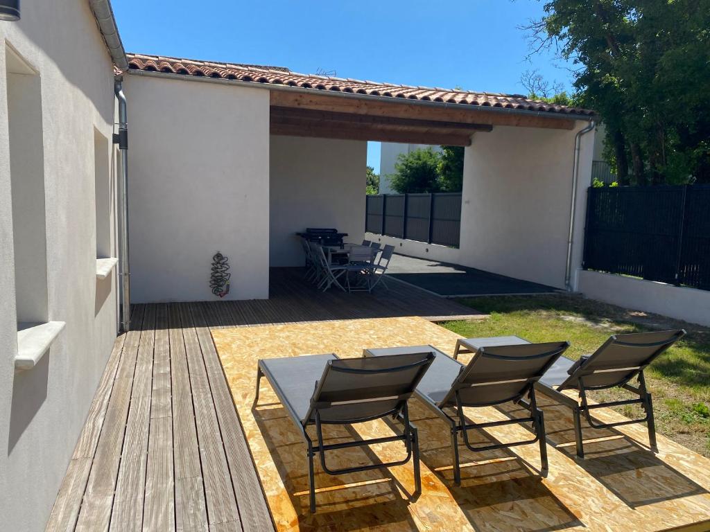 Maison moderne plain-pied 3 chambres jardin préau - 2