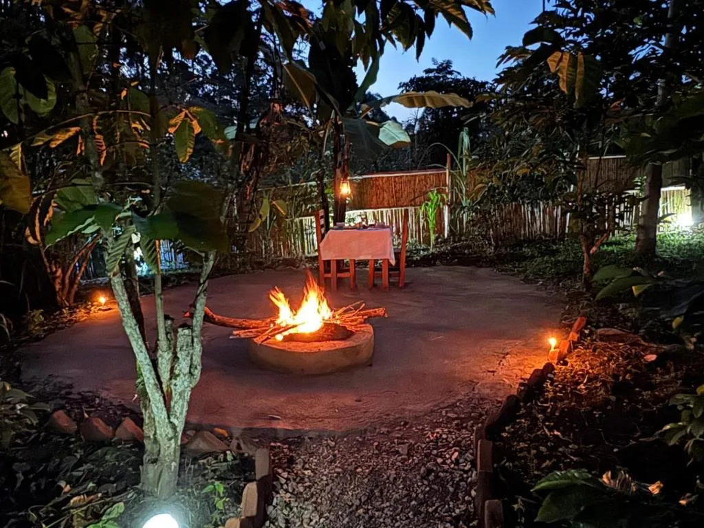 Little Monkey Camp, hotel in Busimba