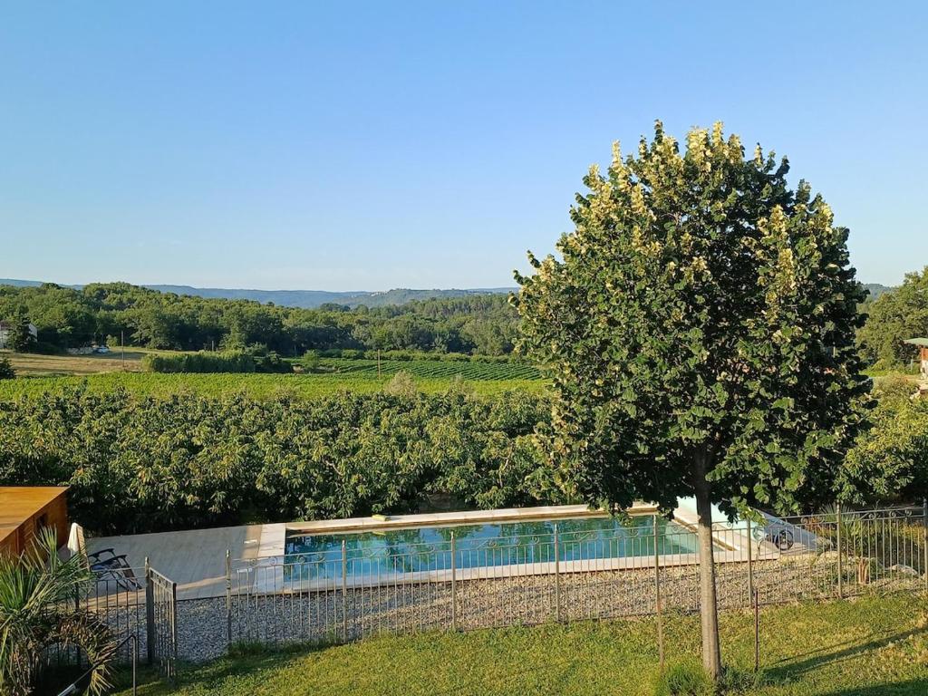 Gite au calme, sur domaine vinicole avec piscine chauffée partagée idéal rando et vélo, Mormoiron