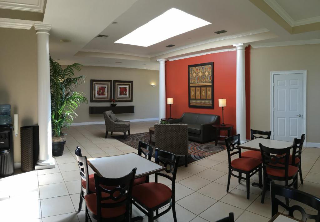 Travelodge by Wyndham Lakeland photo