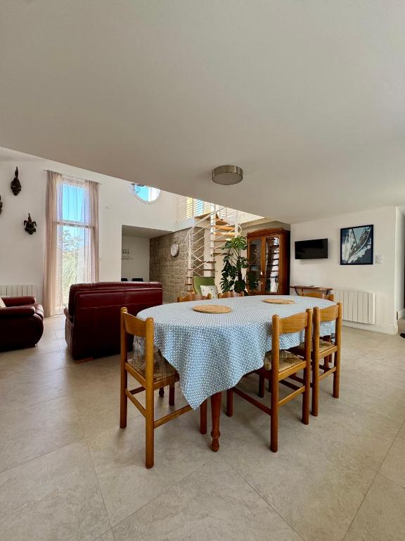 Spacieuse maison de 190 m2, jardin, la plage à 15min à pied - 6 personnes - 4