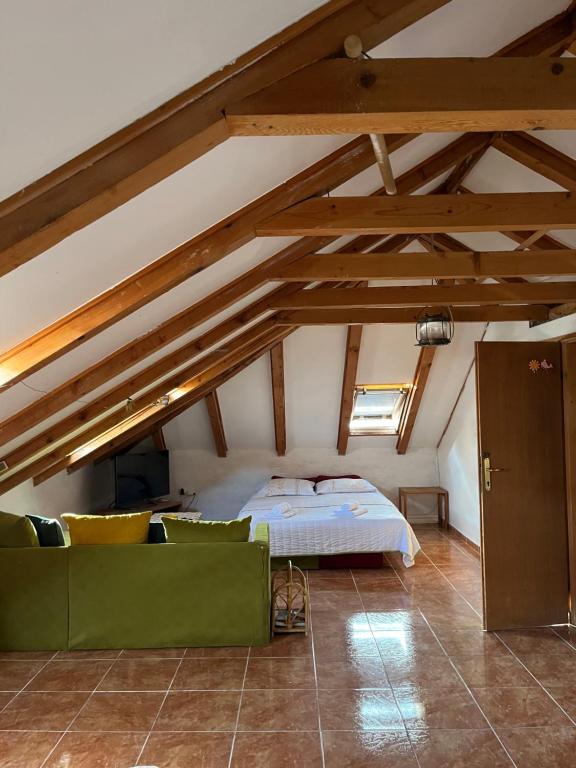 The Cozy Attic Stay - 1