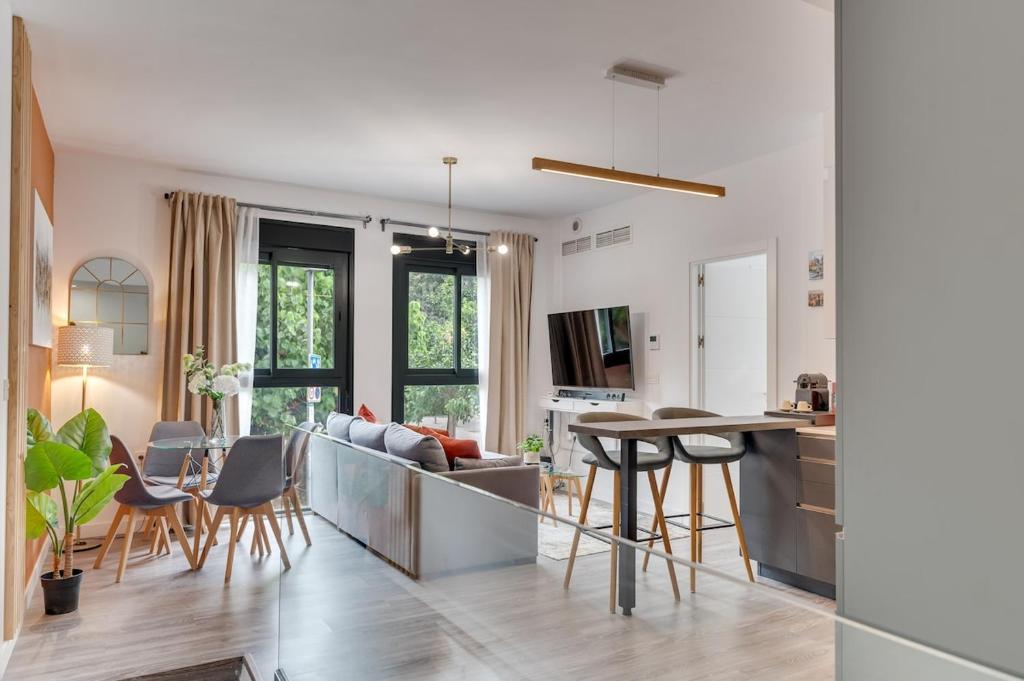 Modern Unit 5 mins walk to Historical - 2