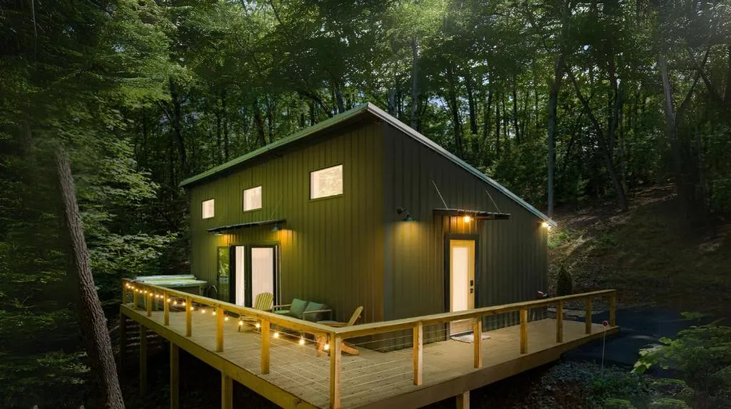 Couple's Cabin With Outdoor Movies, Firepit and Hot Tub - Rose Peak Loft, hotel in Blue Ridge