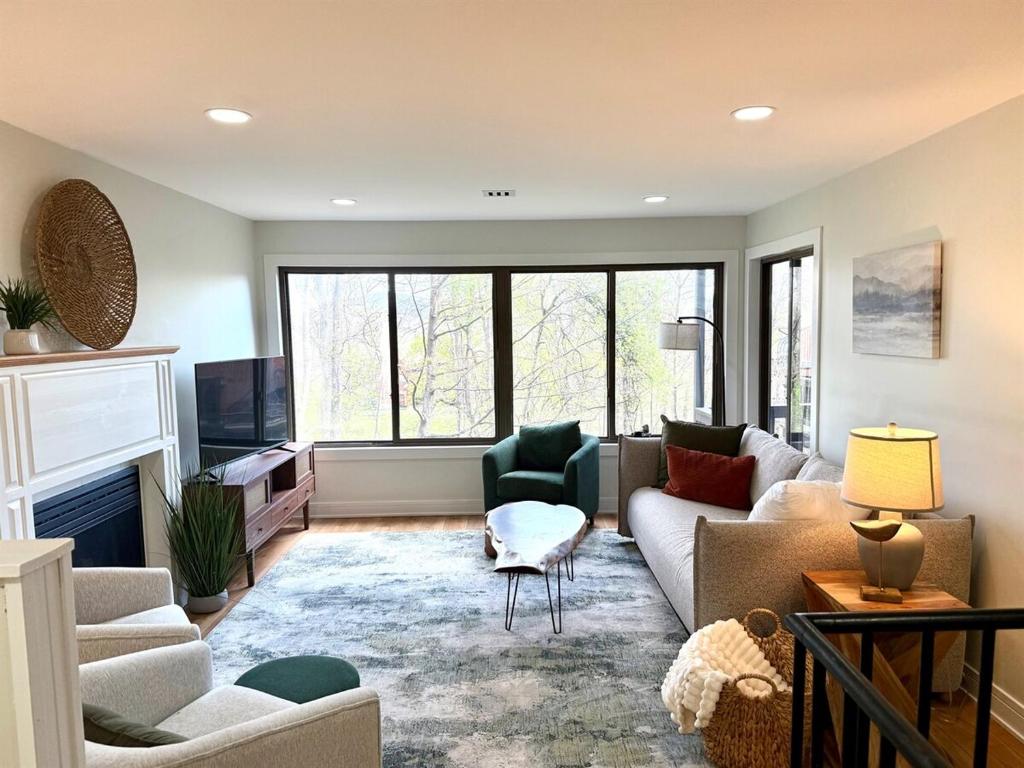 The Canopy 4BR Forest Escape Spa, Sip, and Unwind, Vernon Township