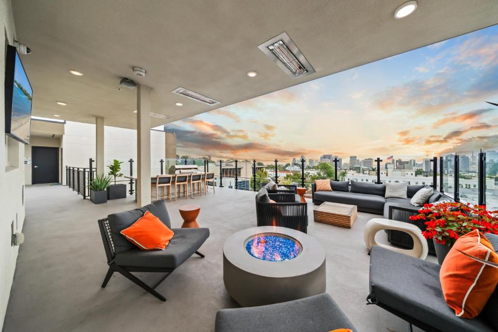 Stylish Top-Floor Gem with King Bed & City Ocean Views, San Diego