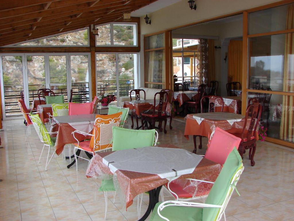 Petit Palais Hotel — Restauracje i bary in Loutraki, Peloponez
