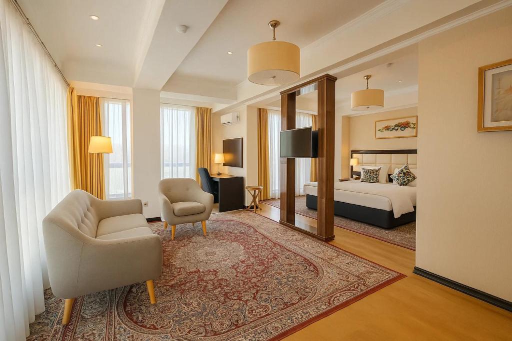 5. Hotel At..
