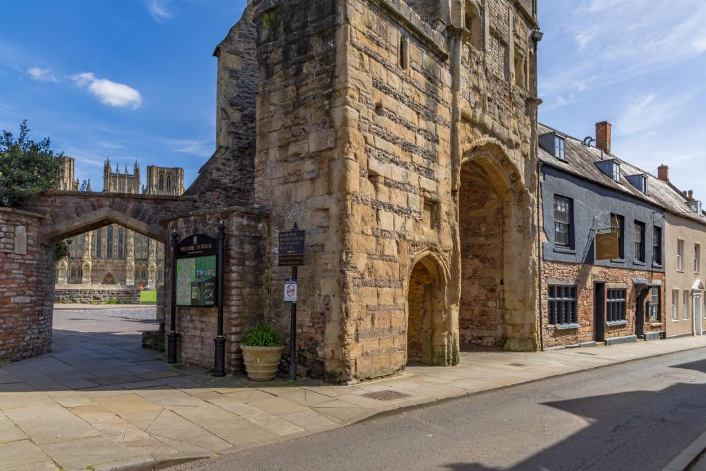 The Ancient Gatehouse & Rugantino Restaurant, Wells