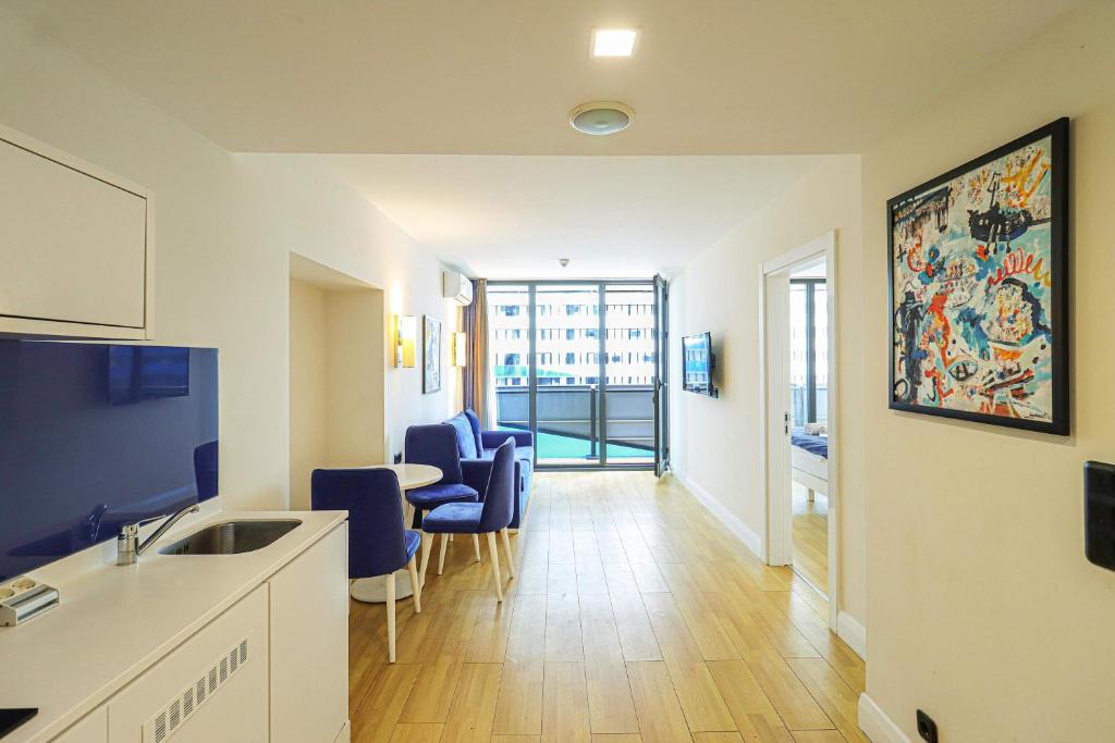 1BR apt with balcony sea views 2 min from the sea, Batumi