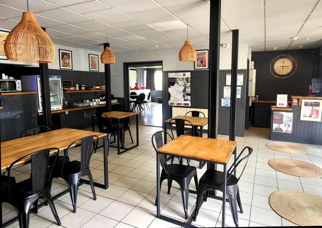 Exterior view, Brit Hotel Essentiel Limoges Nord Calme, Parking gratuit, acces rapide A20 in Limoges