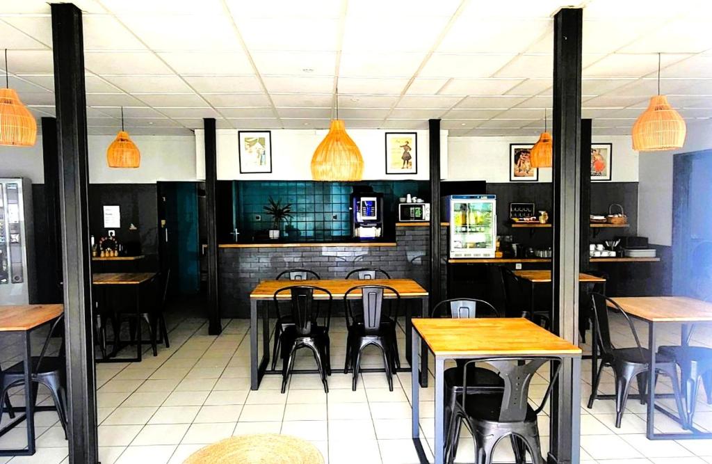 Exterior view, Brit Hotel Essentiel Limoges Nord Calme, Parking gratuit, acces rapide A20 in Limoges