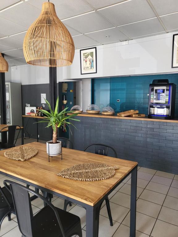 Food and beverages, Brit Hotel Essentiel Limoges Nord Calme, Parking gratuit, acces rapide A20 in Limoges
