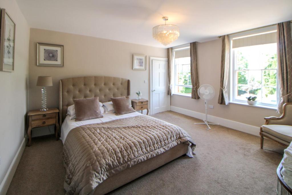 The Fraya Suite at Sterling house Short Stays, Basingstoke
