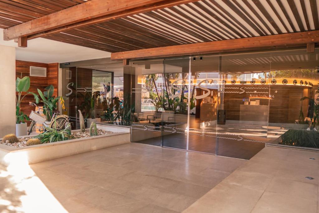 Hotel Bahia del Sol — Hotel building in Santa Ponca, Balearic Islands