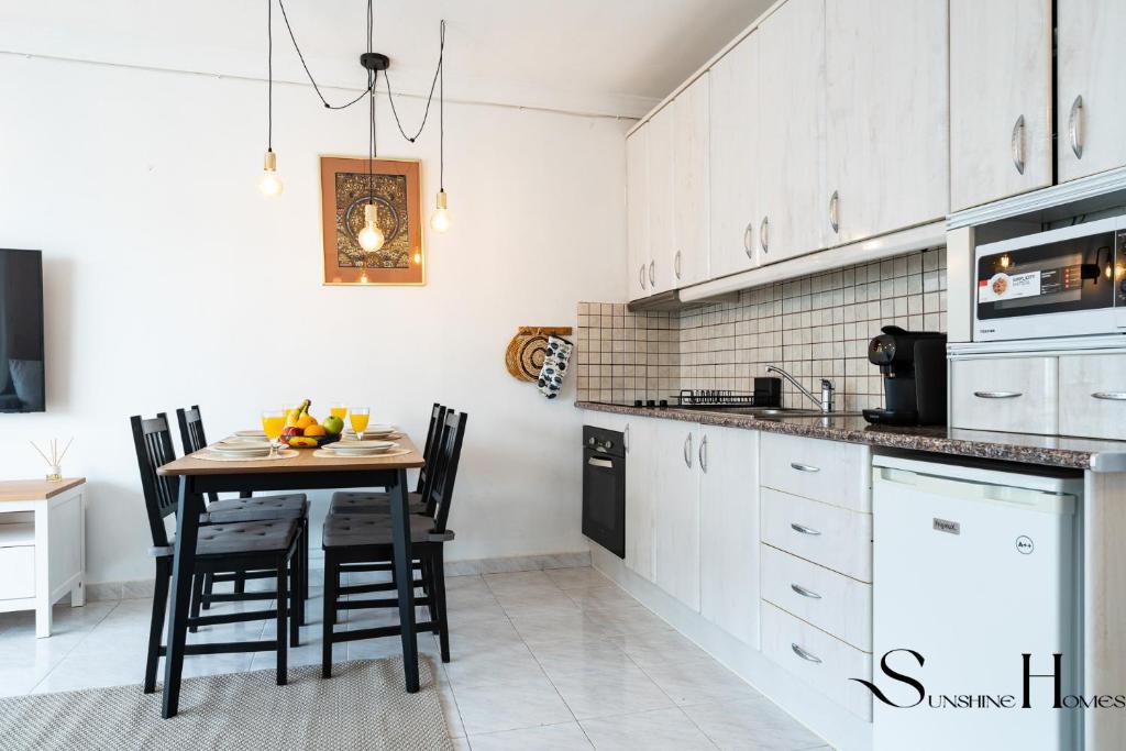 Great Location, Sea View, 2 Bedroom, Steps from the Beach - 4