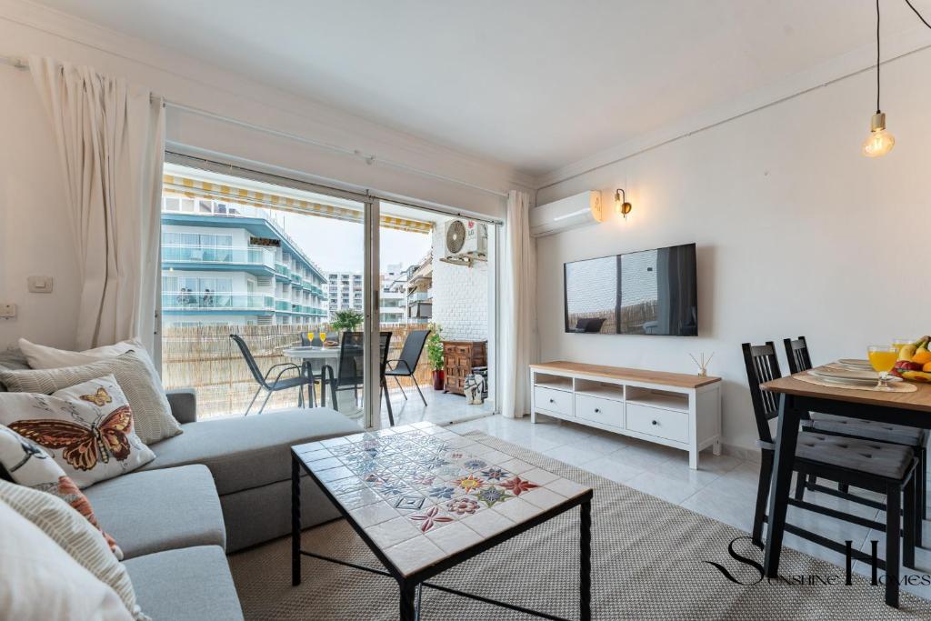 Great Location, Sea View, 2 Bedroom, Steps from the Beach - 2