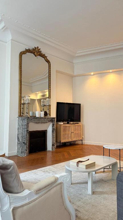 Central Champs Élysée - High Luxury 2 Bedroom Apartment - 4