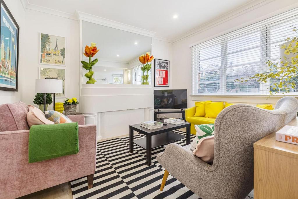 Lakeside Glow - Stylish Retreat near Beach & Markets, Melbourne