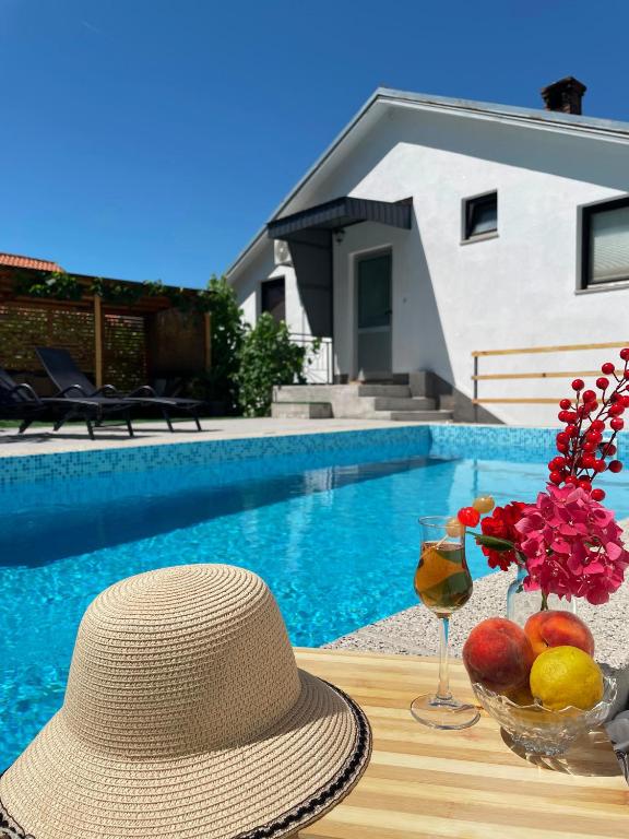 Hills Holiday House - 1