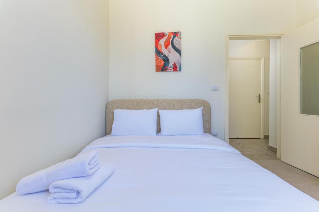 Calliope 2-BR Apartment & Balcony in Gemmayze, Ar Rumayl