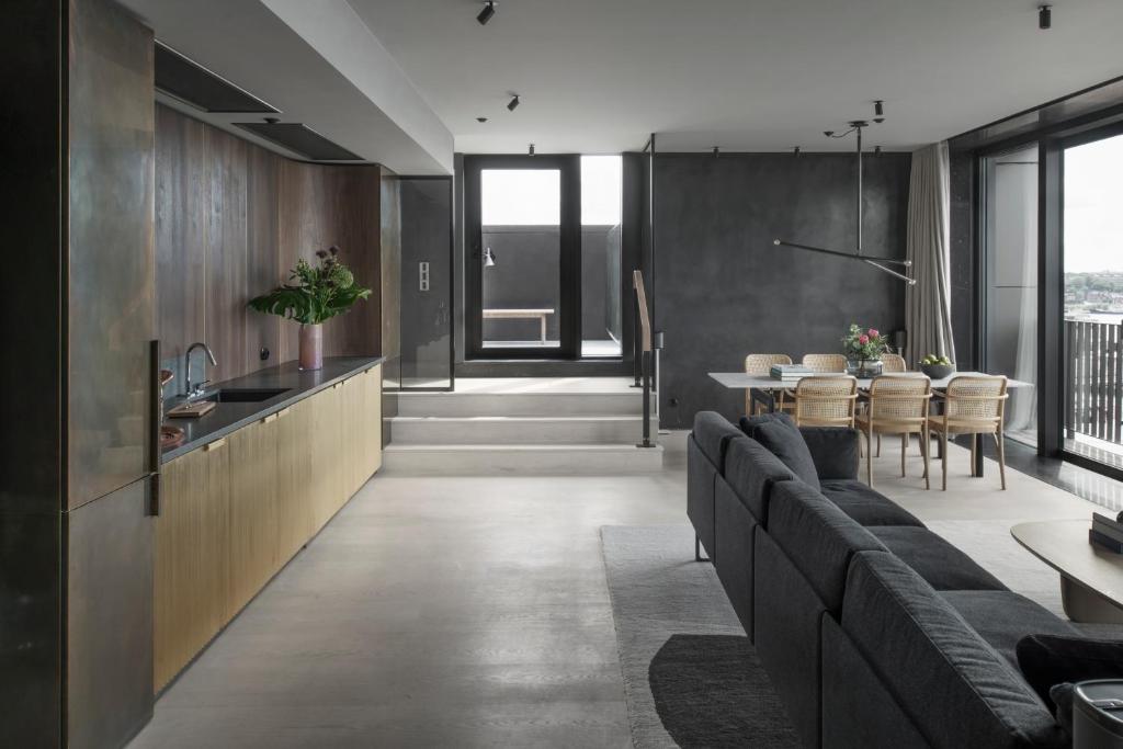 Facilities, At Six in Stockholm