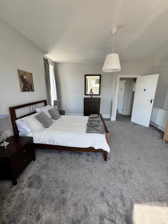Spacious 2 Bed apartment in the centre of Penarth, Cardiff