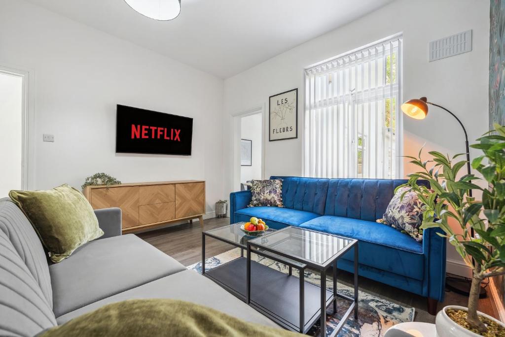 Modern 6BR in COV City Centre by Clarendon Stays, Pool Table, FREE WiFi, Smart TV!, Coventry