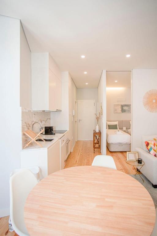 Liiiving in Porto - Aliados Stone Apartment, Porto