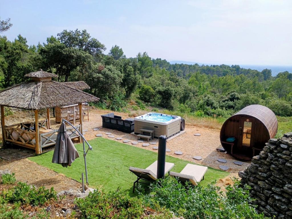Gîte Lavande vue Luberon 33 hectares piscine Spa Sauna au cœur de Provence, Saumane-de-Vaucluse